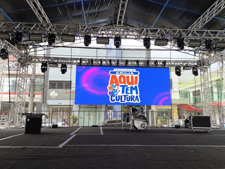 Palco da Festa das nações Conta com telões para a população 