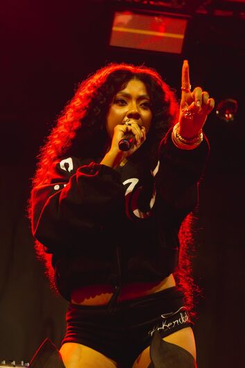 A rapper mogiana AJULIACOSTA foi a grande protagonista do Movimento Fest, realizado no último sábado (13), na Arena Chefz, em Mogi