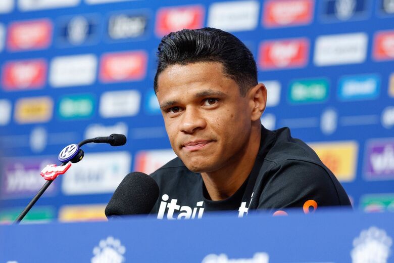 Douglas Santos durante entrevista coletiva pela Seleção Brasileira em Nova Jersey