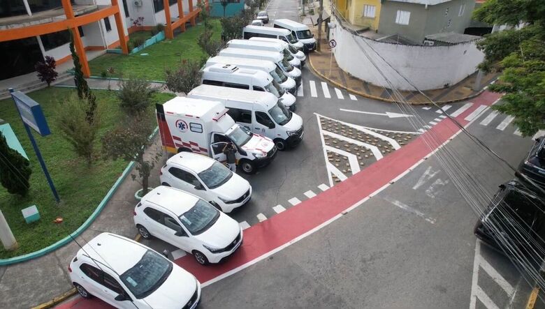 Ferraz amplia transporte sanitário com entrega de novas vans e reforço na frota da Saúde