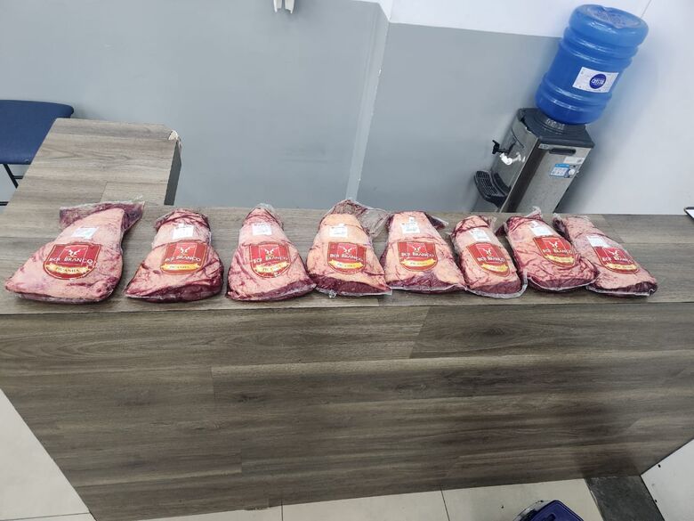 Segundo a polícia, o suspeito ainda estava com oito picanhas dentro de uma bolsa quando foi abordado pelos agentes