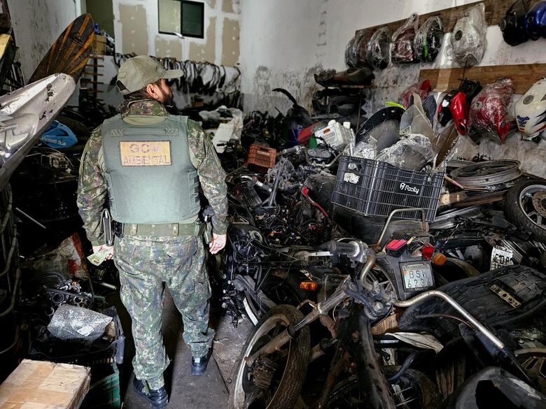 Operação da Polícia Civil e GCM localiza galpões com dezenas de motocicletas e peças irregulares