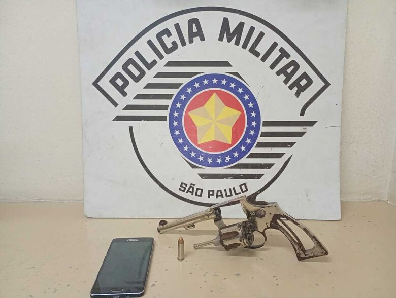 Segundo a PM, a arma que estava com os menores pertence à Polícia Civil