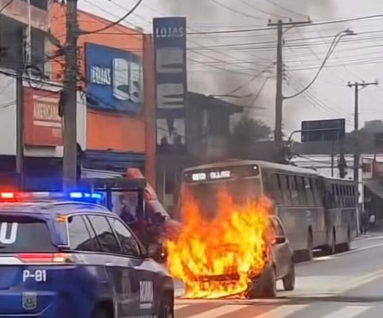 GCMs compareceram ao local, isolaram a área para garantir a segurança dos pedestres e acionaram o Corpo de Bombeiros