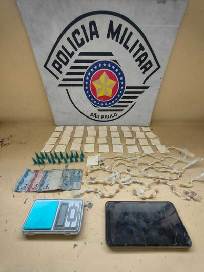 Ao todo, foram encontradas 100 pedras de crack, 37 porções de cocaína e 20 eppendorfs contendo K2 