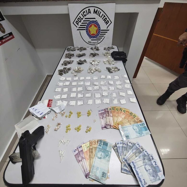 Ao todo foram encontrados 158 papelotes de maconha, 55 papelotes de cocaína, 51 porções de crack, R$ 315 em espécie, um simulacro de arma de fogo e cadernos com anotações relacionadas ao tráfico de drogas.