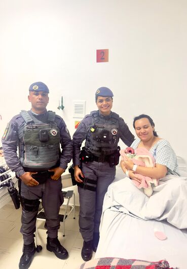 Tanto a mãe quanto o recém-nascido estão fora de perigo e em bom estado de saúde
