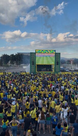 Praça de Eventos recebeu torcedores que se emocionaram com jogo da seleção brasileira nesta segunda-feira. Estimativa de 15 mil pessoas no local, segundo a Prefeitura