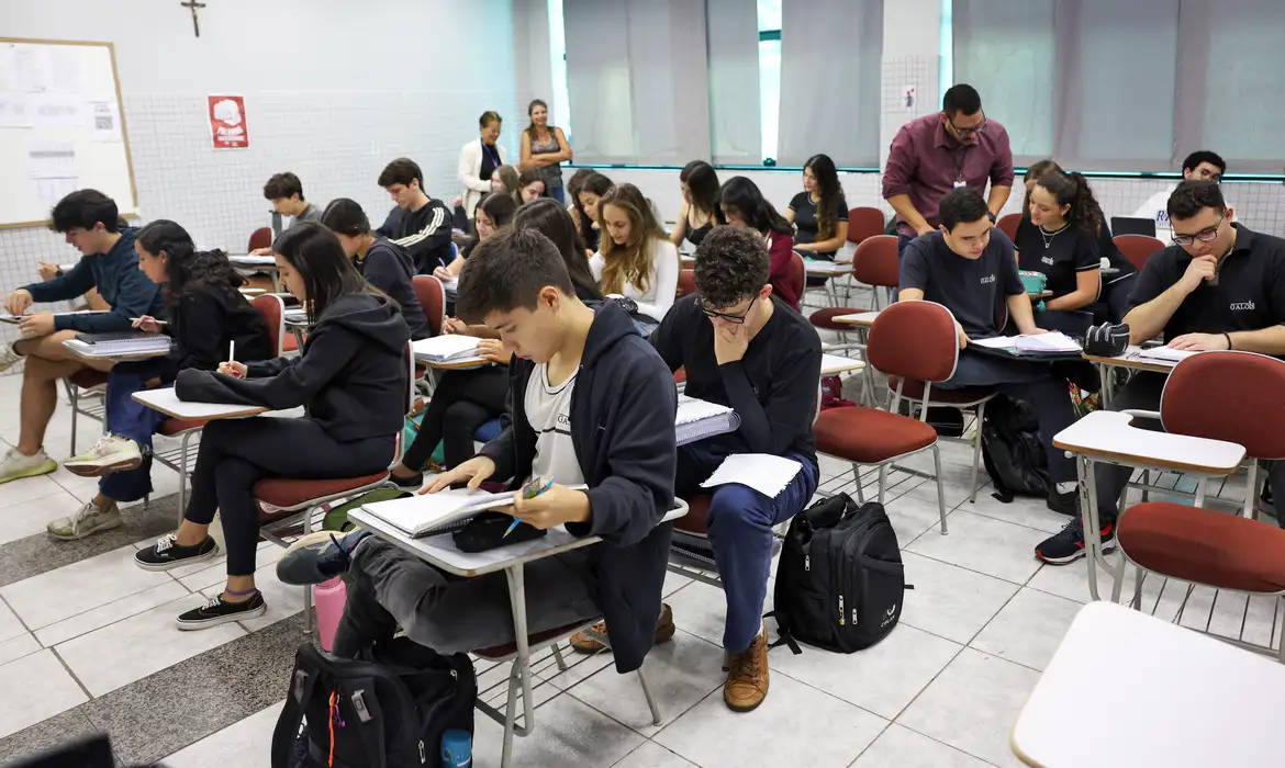 Proposta aprovada no Senado abrange ensinos fundamental e médio