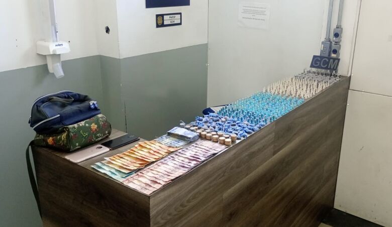Ocorrência foi registrada na avenida Almerinda Villela Ferreira, no distrito de Braz Cubas, e foram apreendidas 467 porções de entorpecentes e R$ 833,70 em dinheiro