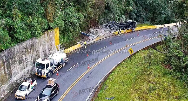 Caminhão tem falha nos freios e tomba na Mogi-Bertioga