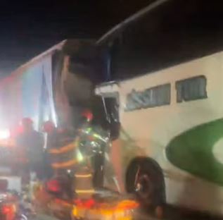 Acidente entre ônibus e caminhão deixa um morto e 15 feridos em Santa Isabel