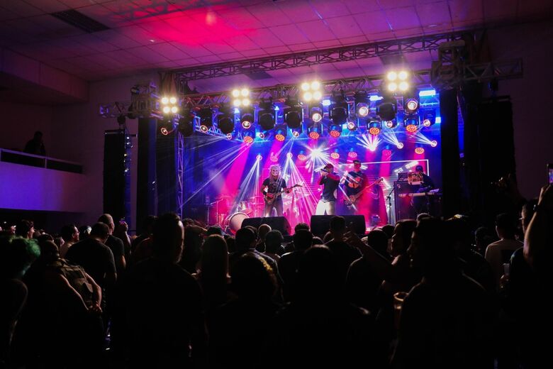 Rock Solidário reúne multidões em Ferraz para assistir ao show da banda Rodox