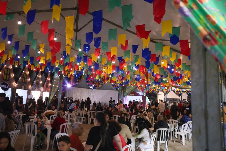 Festa Julina em Ferraz faz sucesso com shows de artistas locais e muita comida típica
