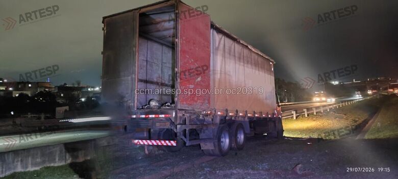 Motorista dorme ao volante e caminhão bate em defesa metálica do Rodoanel em Itaquá