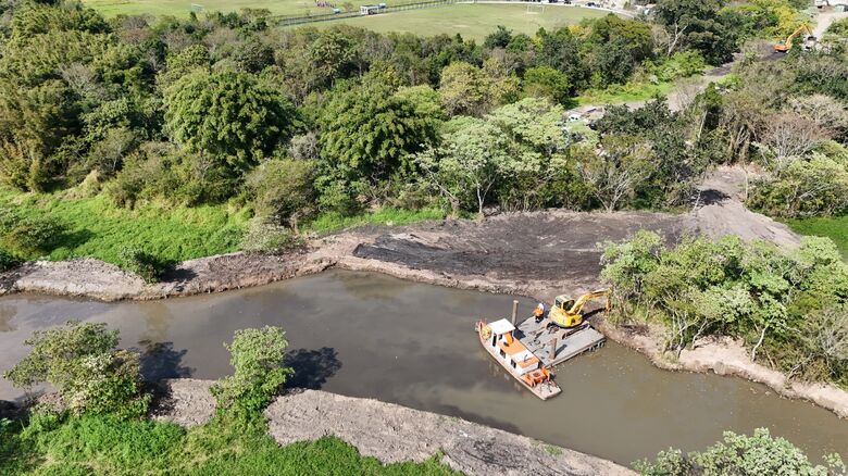 Serviços de desassoreamento são concluídos no rio Guaió e serão iniciados no rio Taiaçupeba