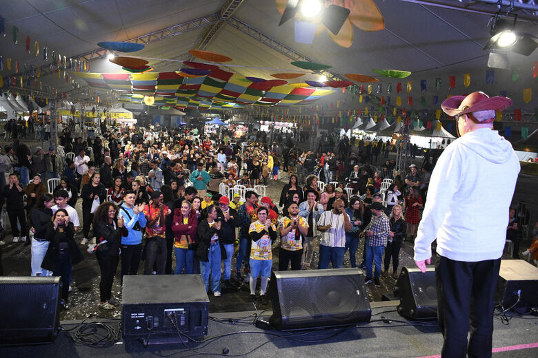 Foram realizados shows ao vivo, bingos, rifas, concursos de beleza e quadrilhas juninas no Parque Max Feffer