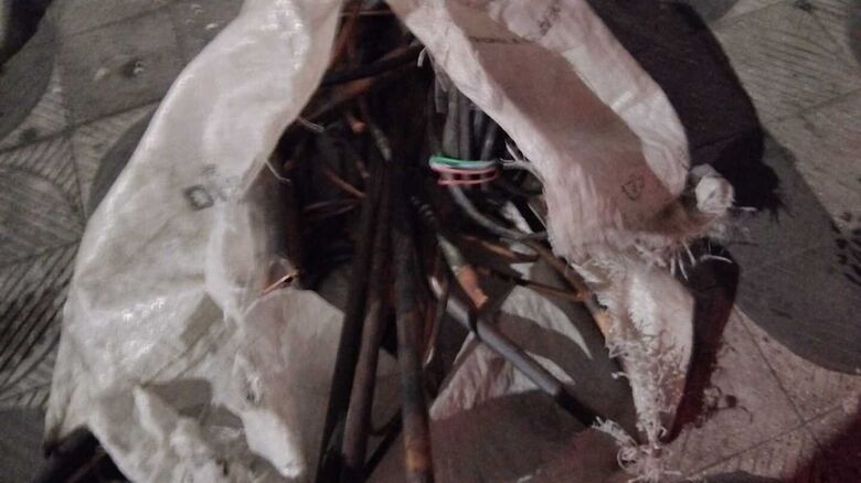 Entre os objetos recuperados estavam cabos elétricos, peças de alumínio, cobre e outros materiais metálicos.