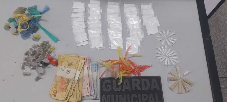 Ocorrências resultaram na recuperação de dois veículos e na apreensão de entorpecentes
