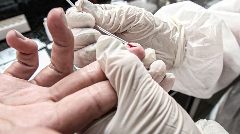 Campanha promove testes rápidos, vacinação, palestras e orientações em unidades de saúde do município ao longo do mês