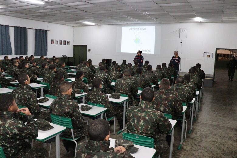 Diretor e coordenadora da Defesa Civil, Tony Wenzler e Viviane Raquel Rodrigues, participaram da abertura das atividades no Tiro de Guerra