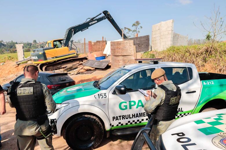 Meio Ambiente participou de ação que promoveu embargo em locais onde foram identificadas intervenções em áreas de preservação e parcelamento ilegal de solo