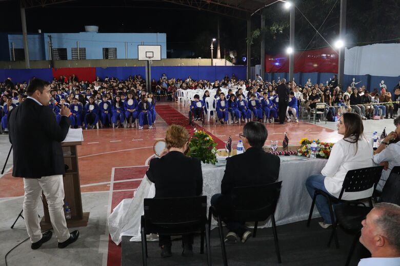 Solenidade para celebrar a formatura de 240 alunos da Escola Municipal Antônio Marques Figueira no Programa Educacional de Resistência às Drogas e à Violência (Proerd)