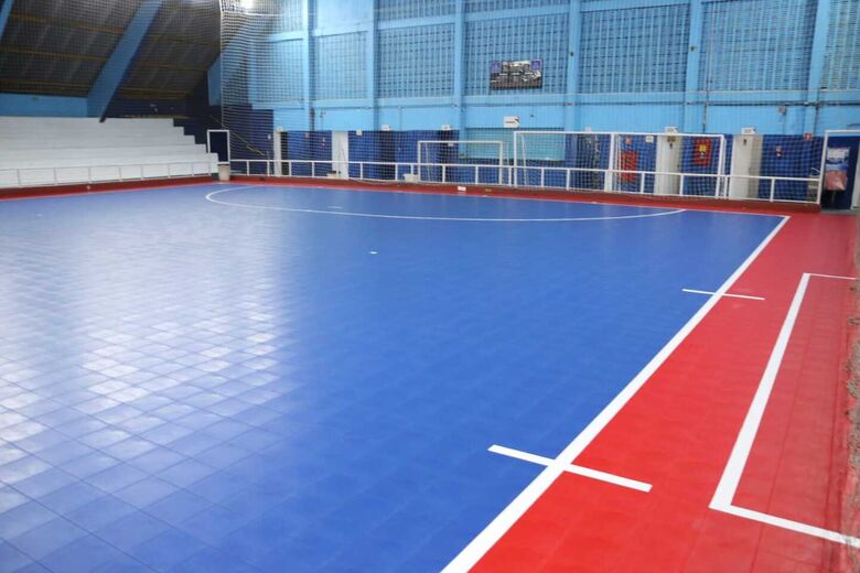 Espaço localizado na região norte recebe melhorias na quadra, novas traves, redes, grades de proteção e pintura geral