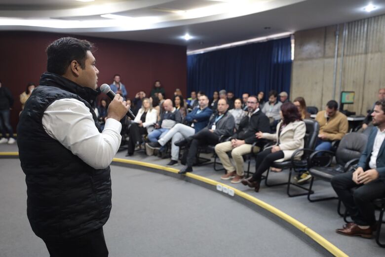 Reunião em estação da Sabesp contou com a presença do prefeito Pedro Ishi, além de demais prefeitos da região