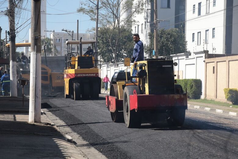Serviços estão preparando a via para receber o novo pavimento com a etapa de binder