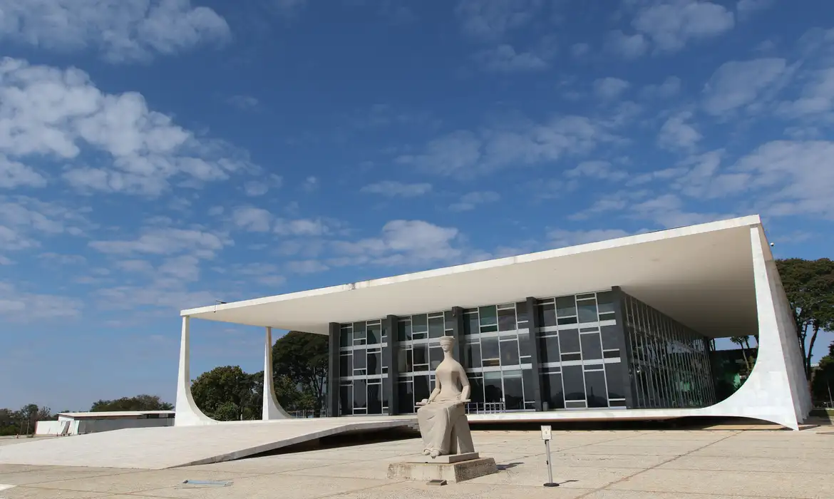 A defesa de Jair Bolsonaro reforçou nesta sexta-feira (3) o pedido feito ao Supremo Tribunal Federal (STF) para que o ex-presidente seja mantido em prisão domiciliar