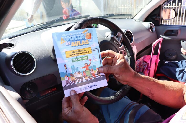 Pasta percorre escolas na primeira semana do segundo semestre letivo para orientar pais, responsáveis e motoristas