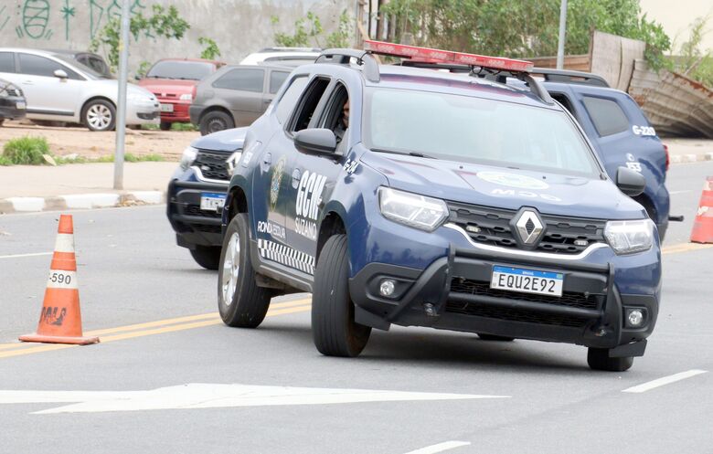 Durante a etapa presencial, os agentes recebem instruções teóricas e práticas sobre legislação vigente, técnicas de segurança pública, direção defensiva, prática de tiro e manuseio de armas de fogo