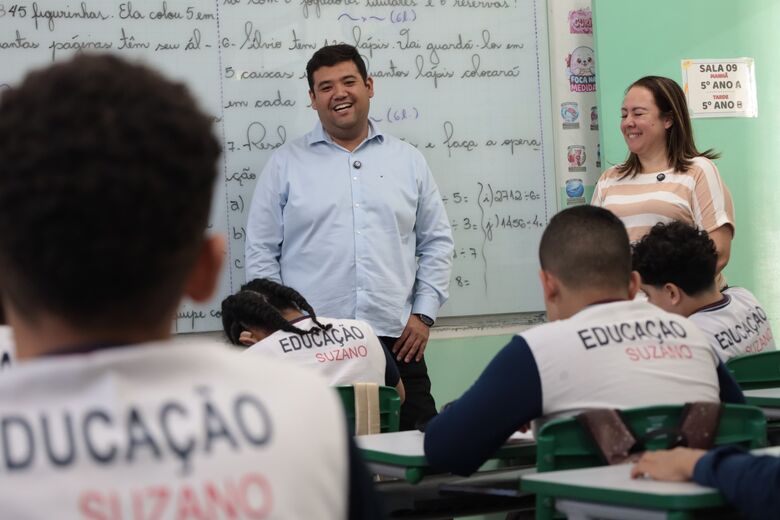 Prefeito recebe alunos da rede municipal em dia de volta às aulas