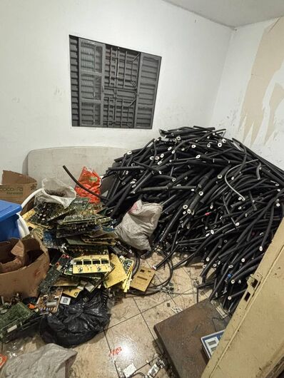 8 pessoas são presas em ferro velho de Ferraz com quase 4 toneladas de fios de cobre