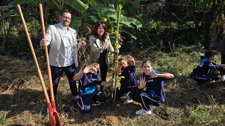 Programação reuniu ações de educação ambiental, plantio de árvores, distribuição de mudas, lançamento do Composta Poá; encerramento ocorreu com visita técnica à SOS Mata Atlântica