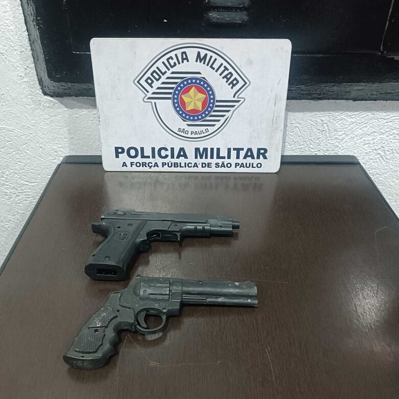 Homem ameaça irmã com simulacro de arma de fogo e é preso em Arujá