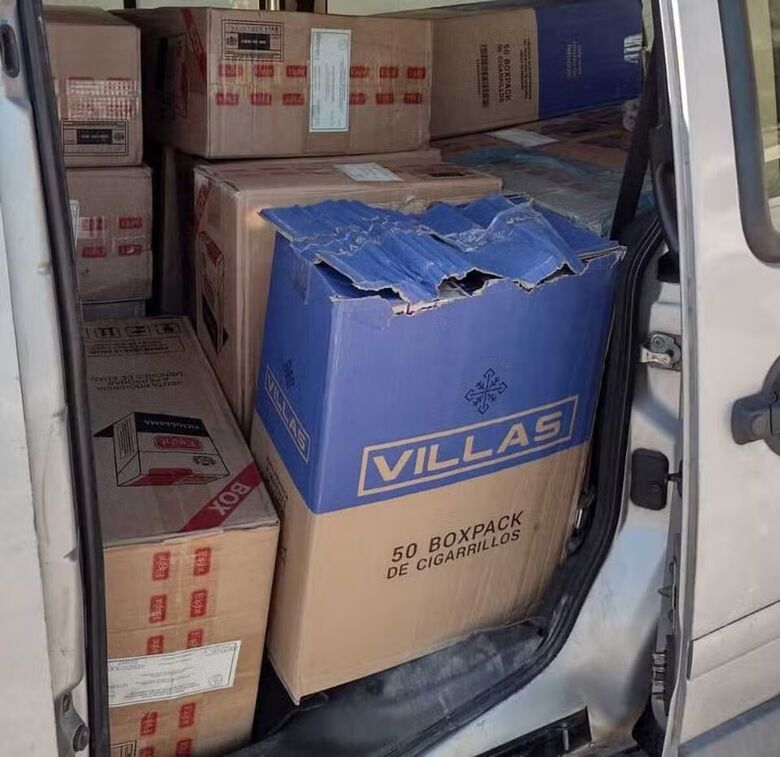 A polícia encontrou 120 caixas, cada uma com 10 mil cigarros