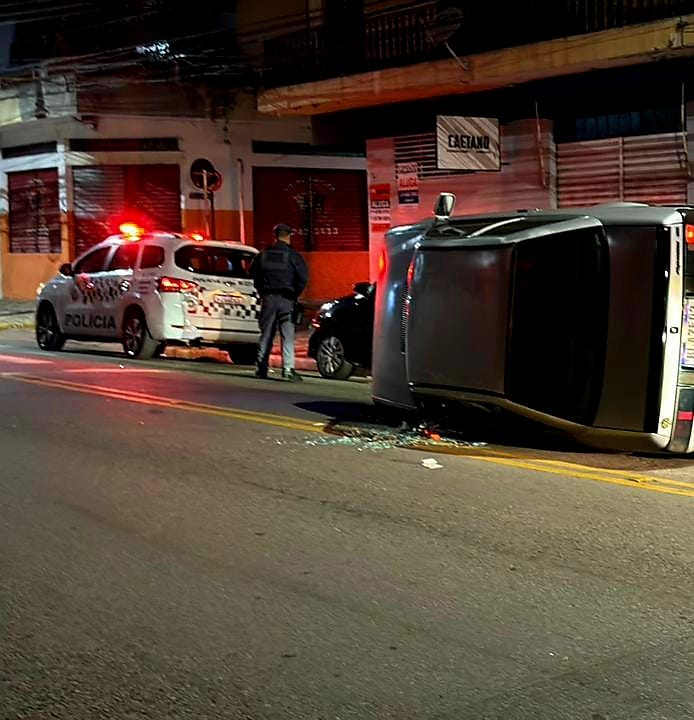 Carro capotou na noite deste domingo (5 de julho) na Rua Rui Barbosa, altura do número 250