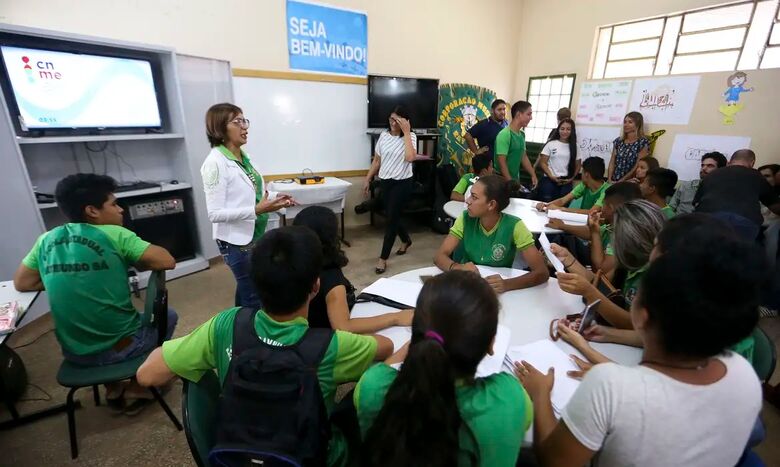 Valor de R$ 200 é depositado em conta da Caixa em nome do estudante