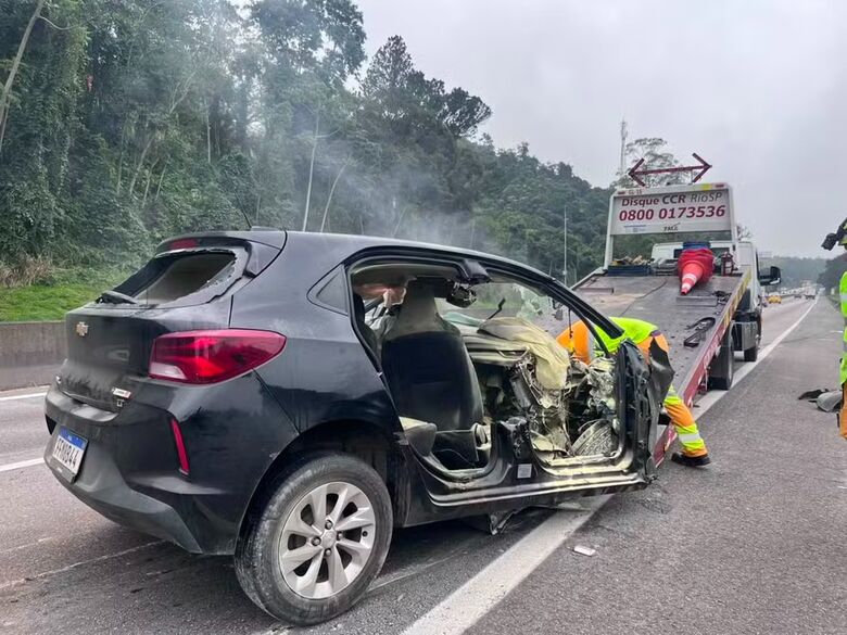 Um motorista morreu na madrugada desta segunda-feira (6) após trafegar na contramão e colidir de frente com um ônibus na Rodovia Presidente Dutra (BR-116), na altura do km 193, em Santa Isabel