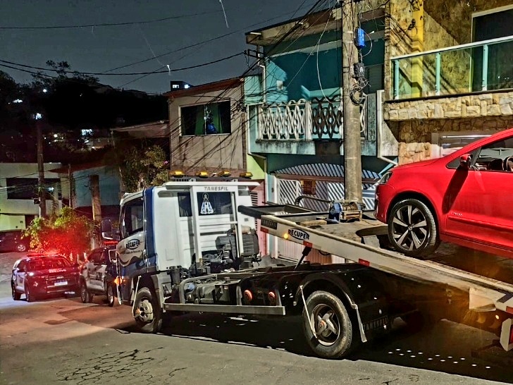 Ações realizadas em diversos bairros resultaram na interdição de estabelecimentos irregulares, apreensão de veículo com som em volume excessivo e captura de um homem procurado pela Justiça