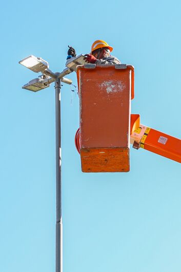Força-tarefa da Secretaria de Serviços Urbanos marca o início da substituição de mais de 13 mil luminárias convencionais