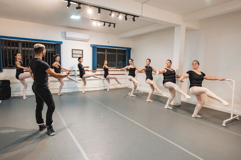 O curso reúne aulas de ballet, dança contemporânea, teatro e outras atividades, com turmas divididas por faixa etária e nível de experiência