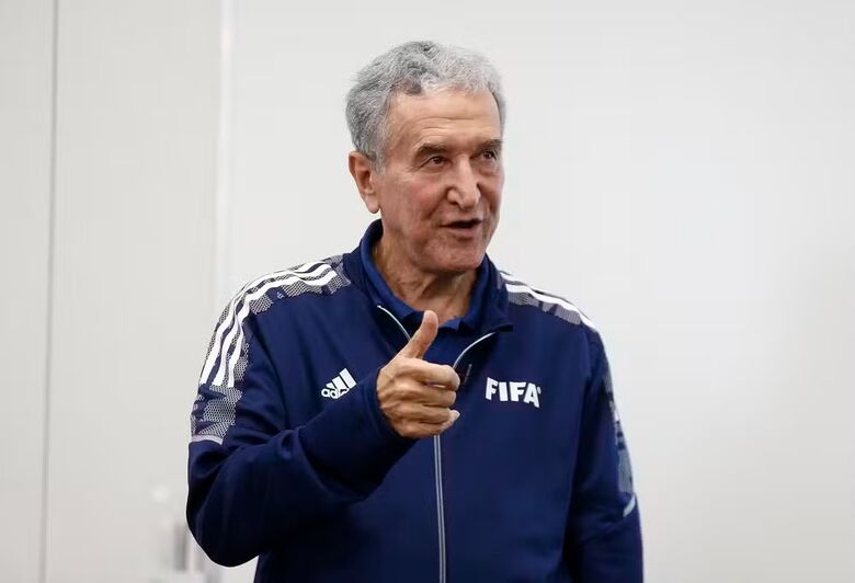 Ex-técnico da seleção está sedado e respira com a ajuda de aparelhos