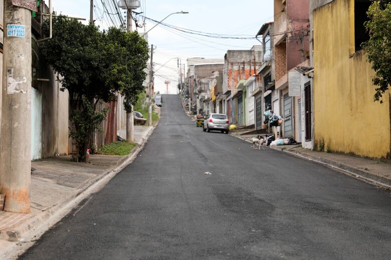 Rua Valter Miranda Bittencourt recebe novo asfalto na Vila Margarida em Ferraz