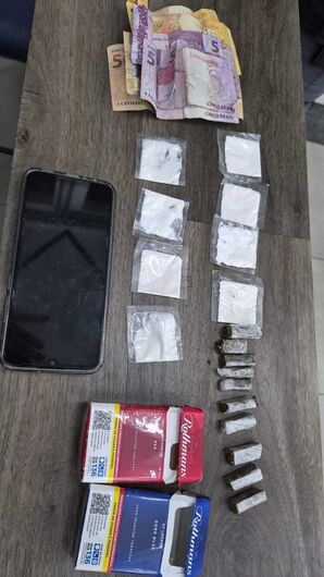Foram apreendidas 18 porções de drogas
