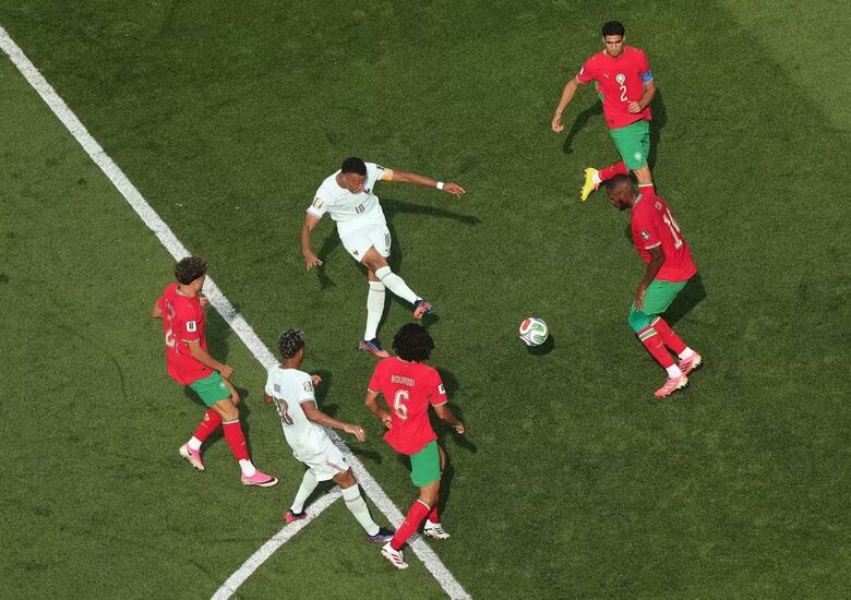 Mbappé e Dembélé garantiram classificação com gols no segundo tempo