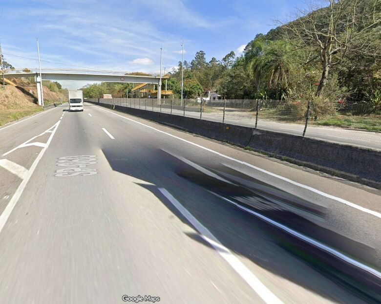 ônibus bateu na traseira de uma carreta 