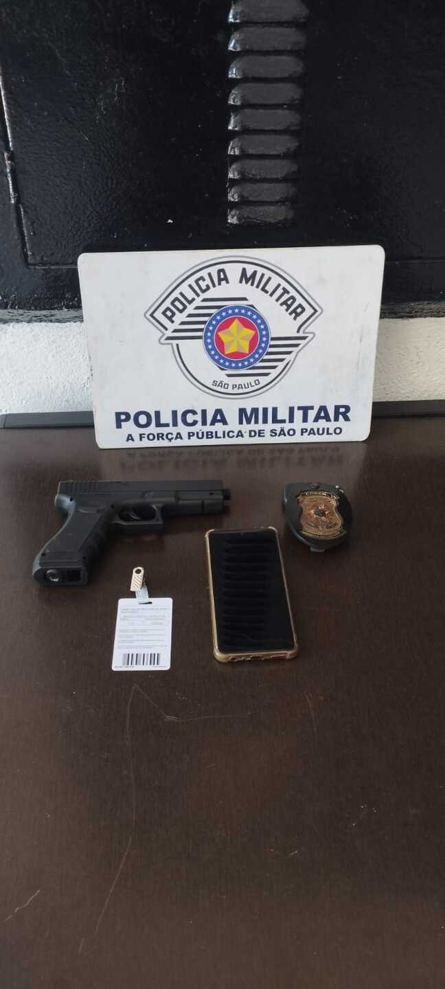 Polícia Militar encontrou uma réplica de arma, distintivo semelhante da polícia civil, e um crachá falso no carro do suspeito